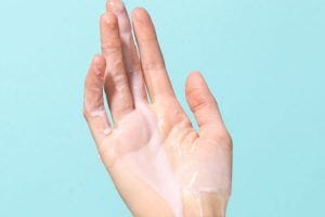 Tay dính tinh trùng chạm vào vùng kín có thai không?
